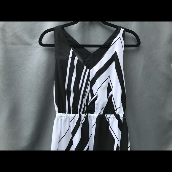 🖤 Love on a Hanger | Black & White Dress 🖤 - Picture 7 of 8